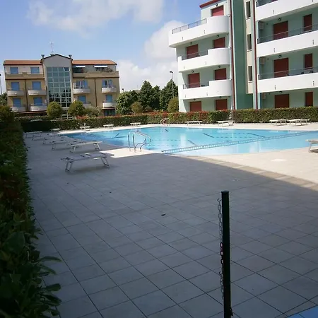 아파트 Roberta Con Piscina - Agenzia Cocal 카오를레