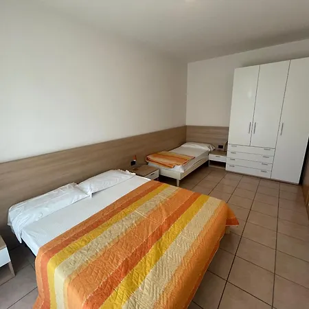 Roberta Con Piscina - Agenzia Cocal アパート カオルレ